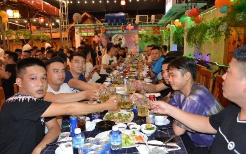 ảnh ban bè tụ tập tại nhà hàng 368 quận Tân Phú