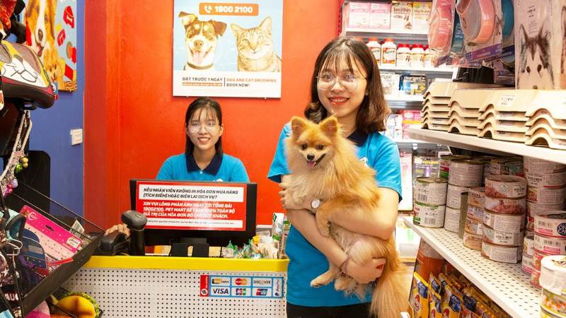 Nhân viên chăm sóc thú cưng tại Pet Mart